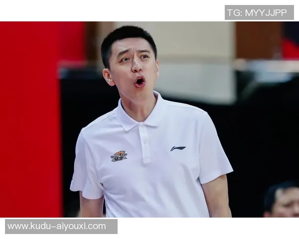 杨鸣清晨两点发视频怒怼裁判：缄默沉静只能换来得陇望蜀 或被CBA追罚